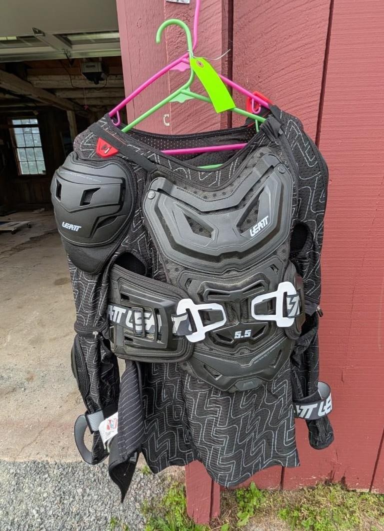 Leatt 5.5 Body Protection: Size L/XL, Location: Garage