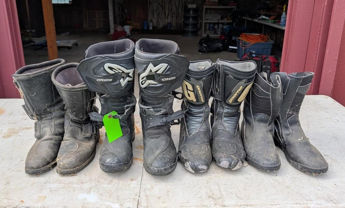 (4) Pairs of Motorcycle Riding Boots: Including AlpineStar Size: US9, Gaerne Size: 9, unknown Size: 8.5, Ect., Location: Garage