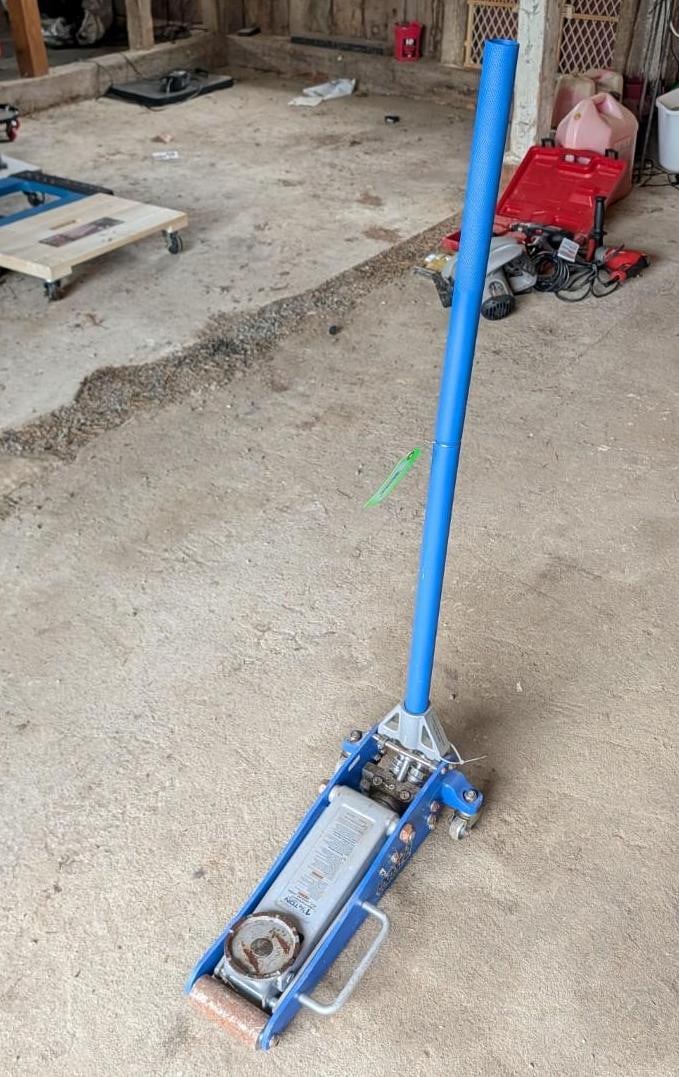 Power Torque Lightweight 1 1/2 Ton Aluminum Floor Jack: , Location: Garage