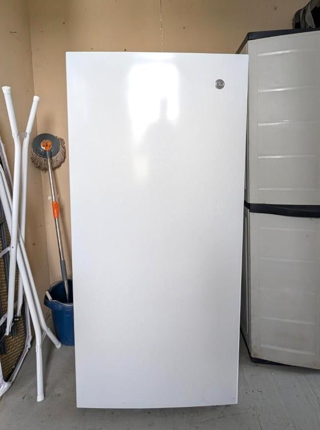 GE Upright Freezer (1 of 8)