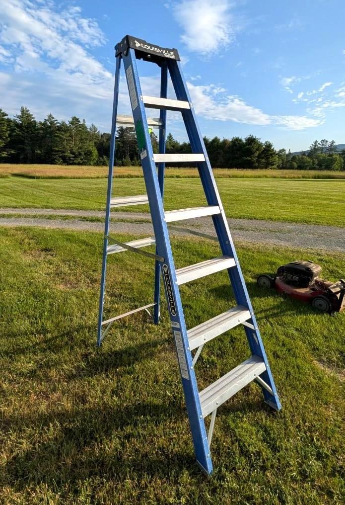 Louisville 7' Fiberglass Step Ladder (1 of 7)