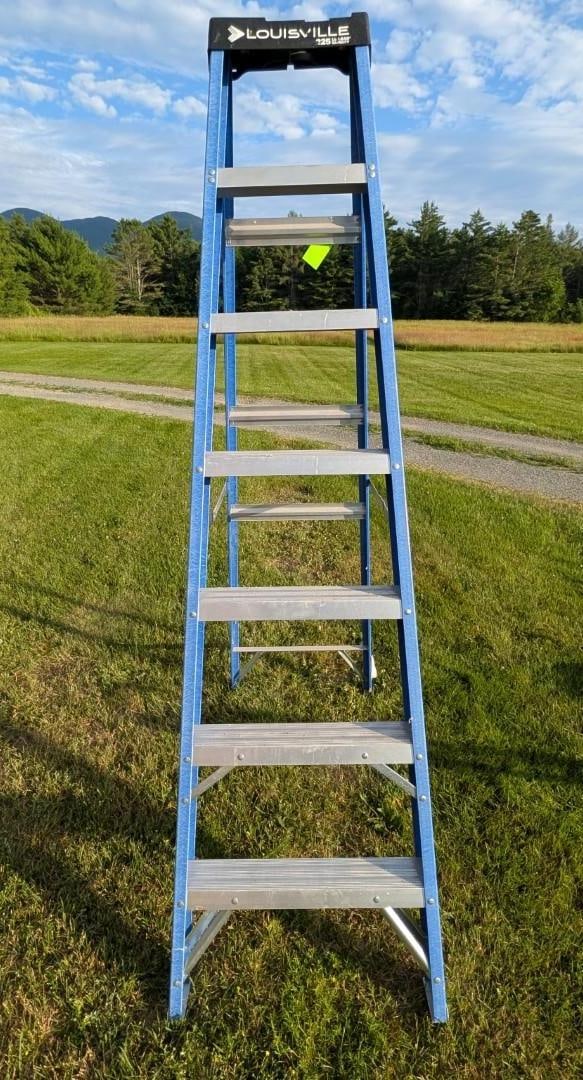 Louisville 7' Fiberglass Step Ladder - 2
