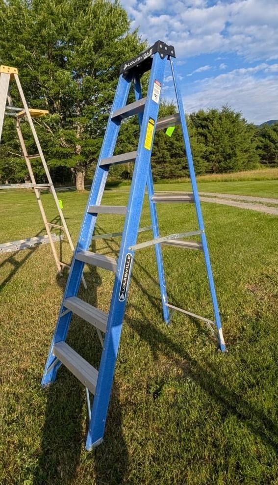 Louisville 7' Fiberglass Step Ladder - 3