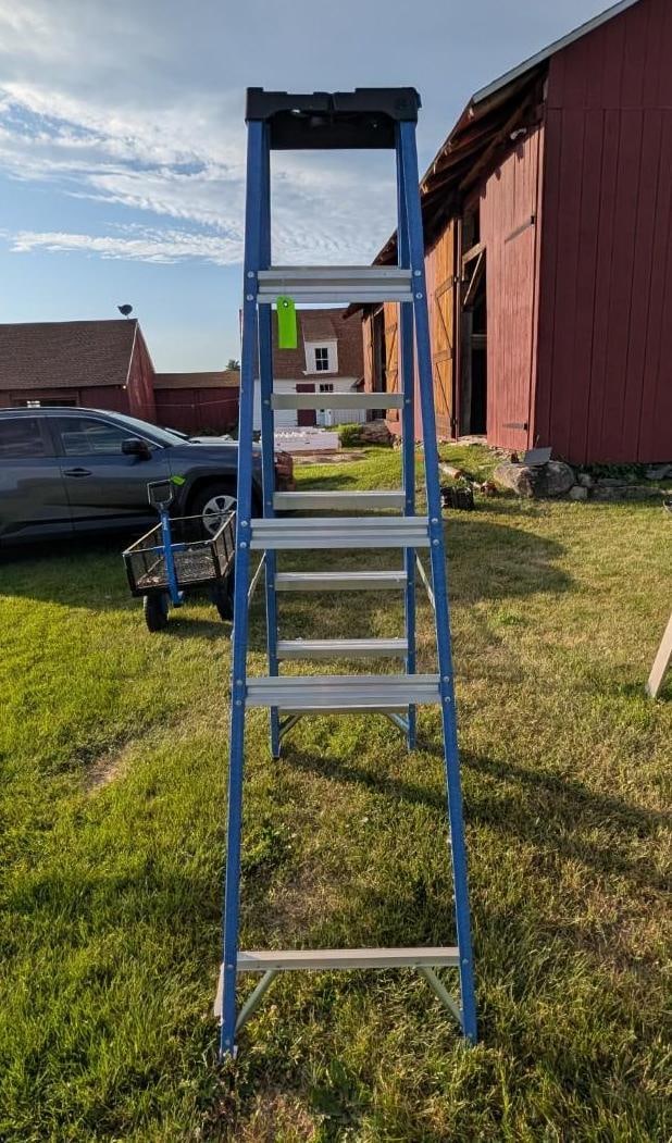 Louisville 7' Fiberglass Step Ladder - 4