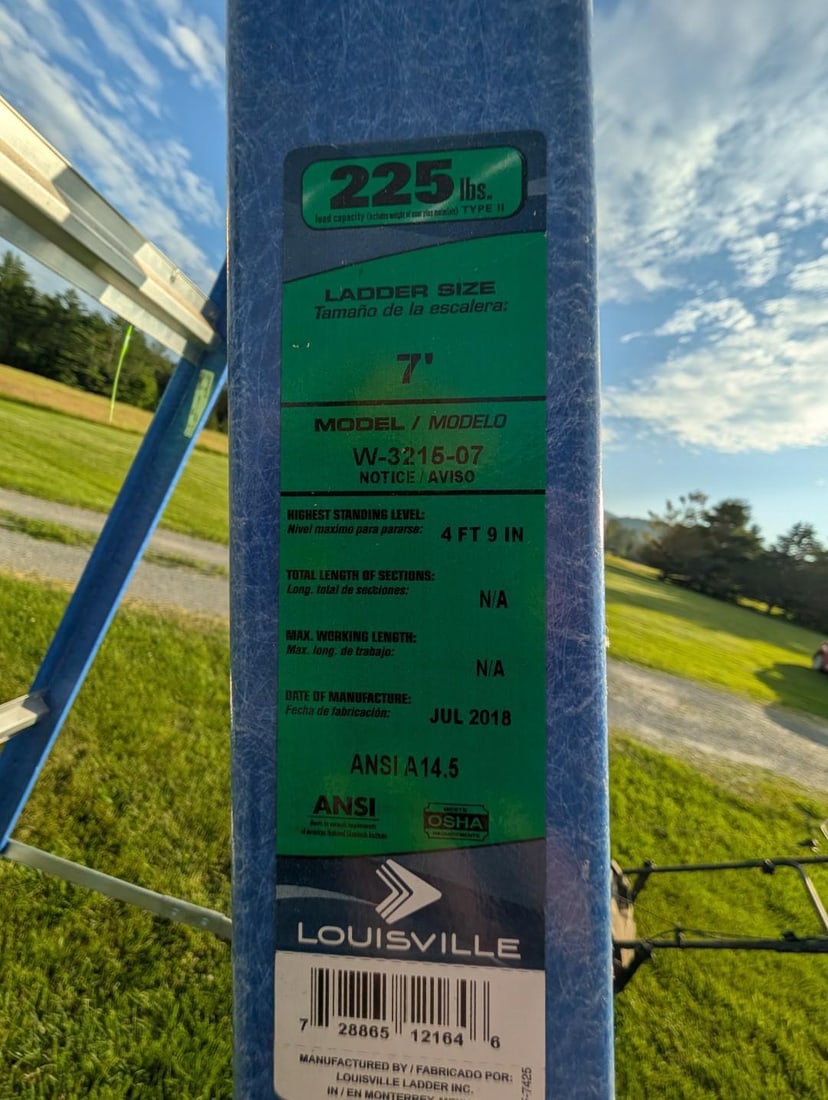 Louisville 7' Fiberglass Step Ladder - 7