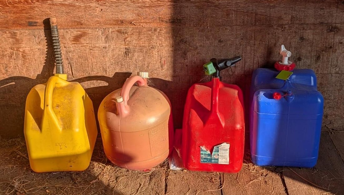 (4) Asst. Gas Cans: , Location: Barn