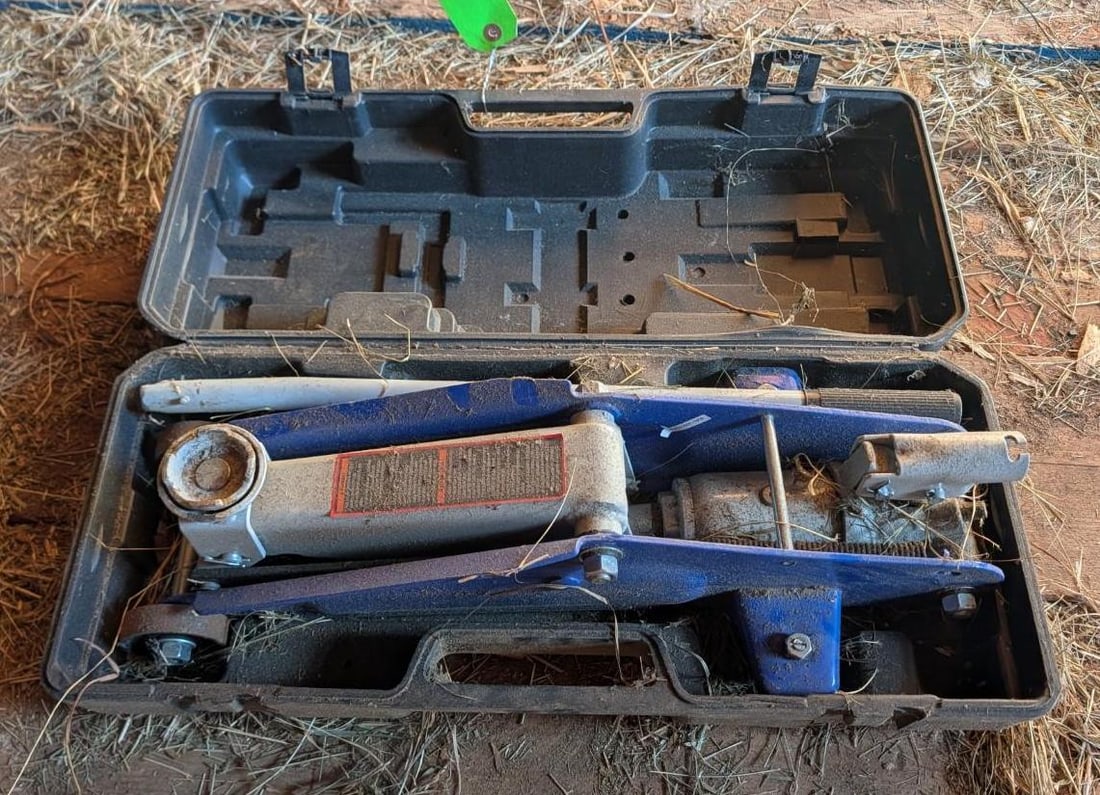 Duralast 2 1/2 Ton Floor Jack: , Location: Barn