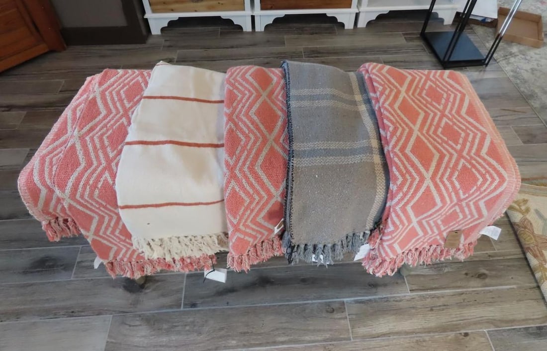 (4) Cotton & Cotton Blend Throws in Tote: (4) Cotton & Cotton Blend Throws in Tote