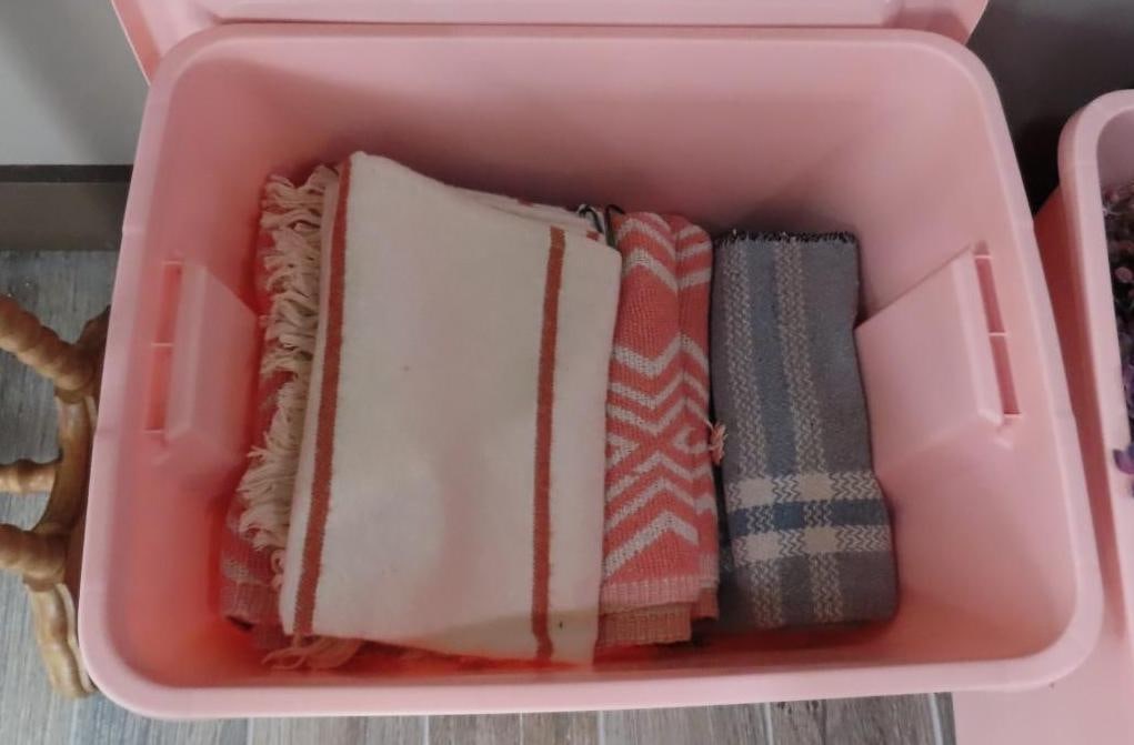 (4) Cotton & Cotton Blend Throws in Tote - 5