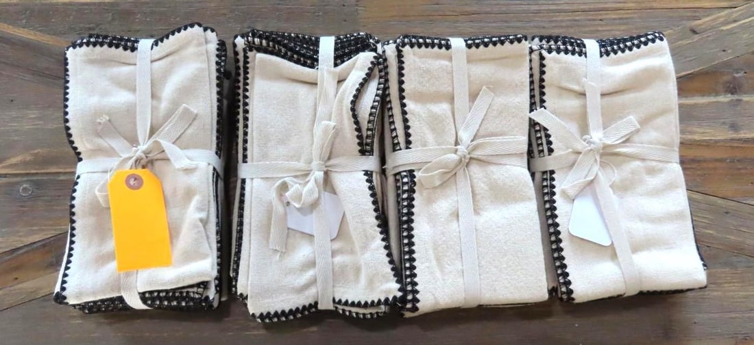 (24) Linen Napkins: (24) Linen Napkins