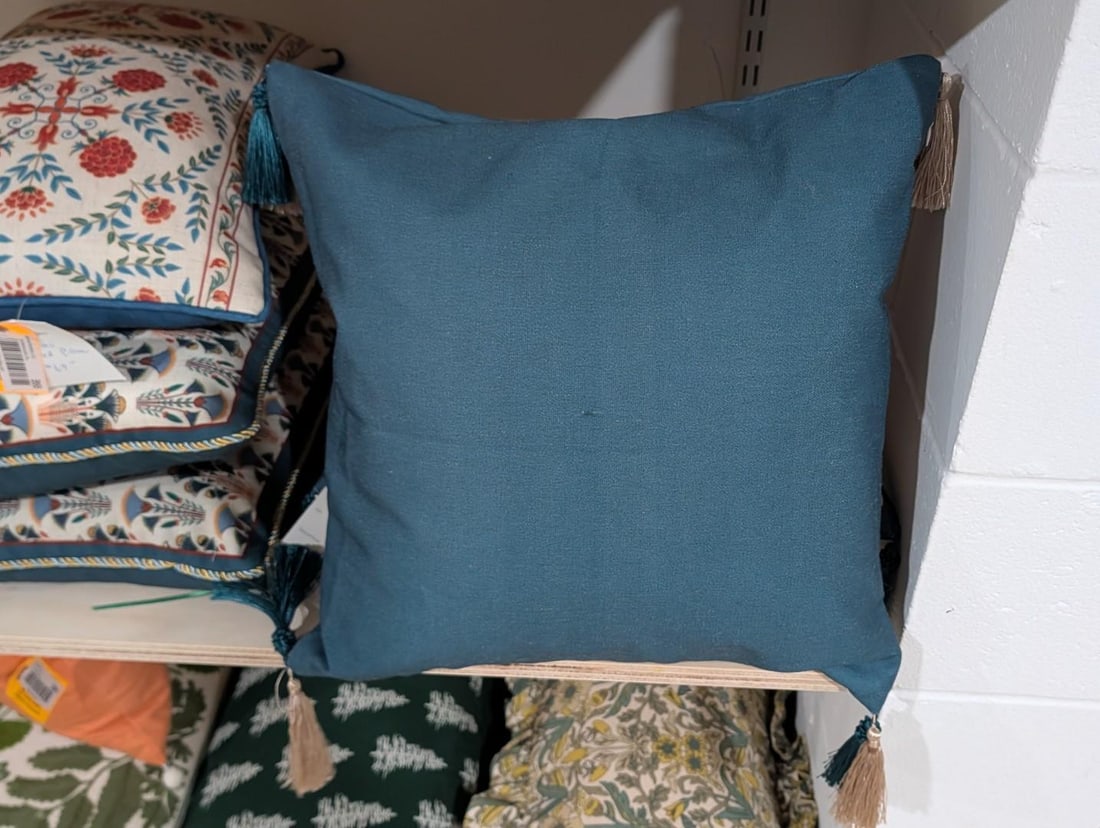 (5) Pillows - 7