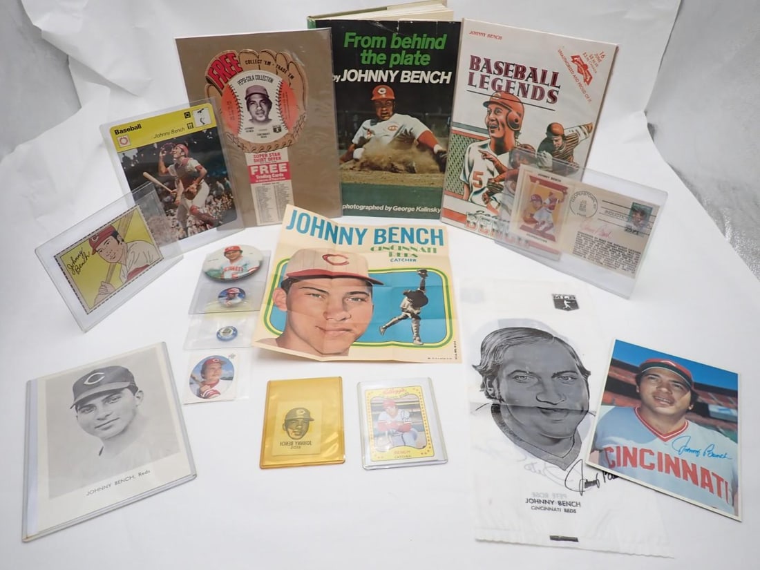 Johnny Bench Collectibles: Johnny Bench Collectibles -incl.: "From Behind the Plate" book; Pepsi-Cola Super Star Glove Tab; Revolutionary Comics "Baseball Legends"; Plastic Bag; Signed Cooperstown NY Cover; Topps & Other