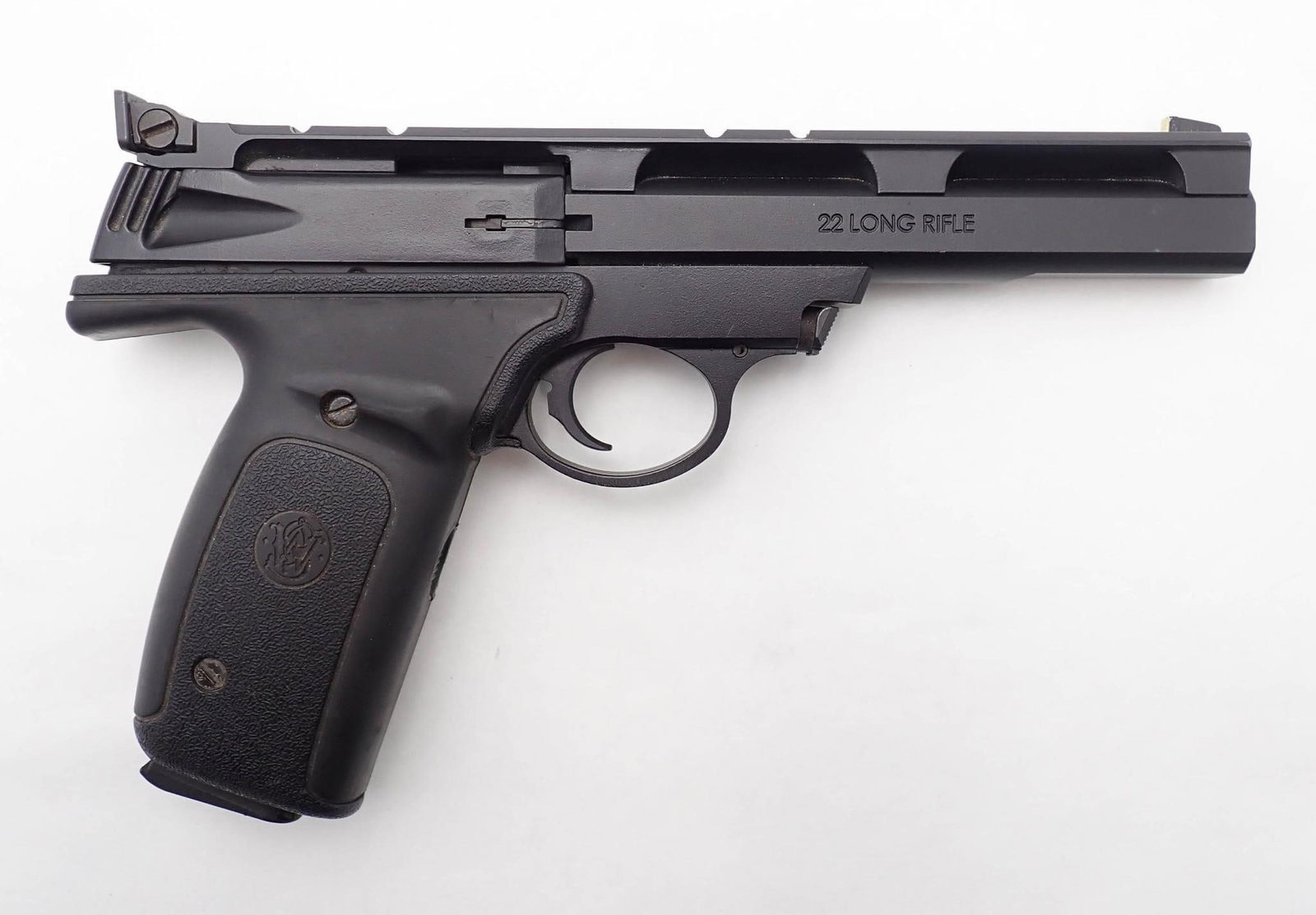 Smith & Wesson 22A-1 Pistol: SN: UBW6376 Cal: .22 LR Action Type: Semi-Automatic Barrel Length: 5.5" Sights/Optics: adjustable rear sight Bore: excellent Overall Cond: very good / excellent Mechanical: excellent Box/Papers/Acc: