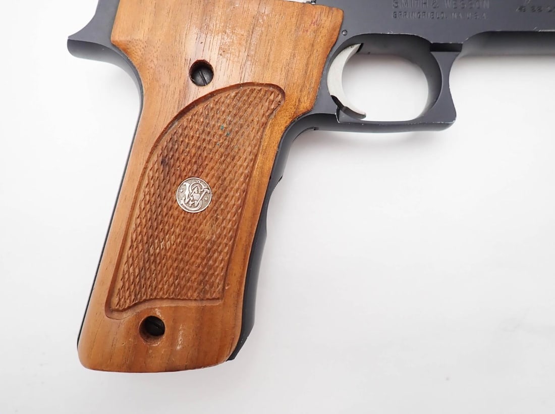 Smith & Wesson 422 Pistol - 2