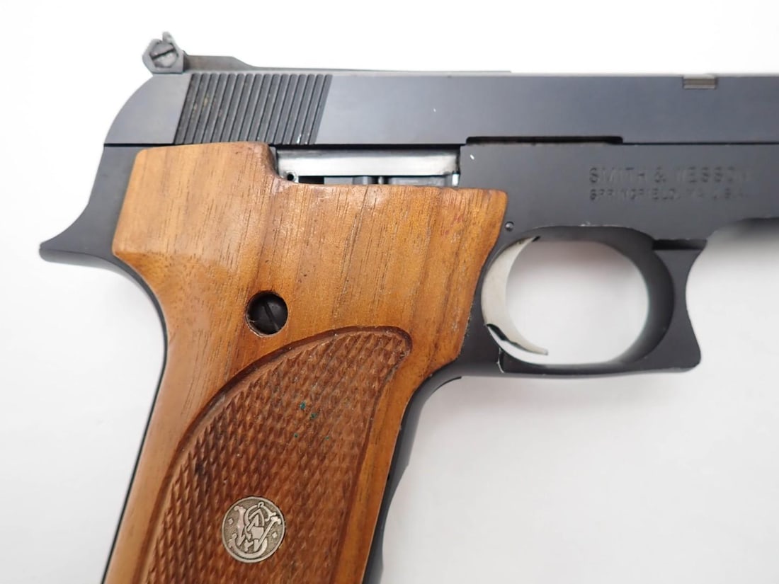 Smith & Wesson 422 Pistol - 3