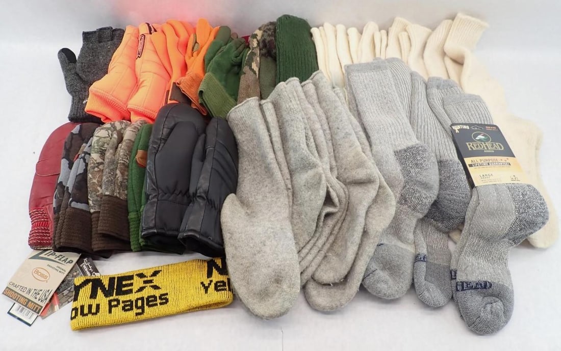 Winter Warming Lot: incl. wool socks, caps, asst. gloves and mittens, etc. approx. (30+) pieces