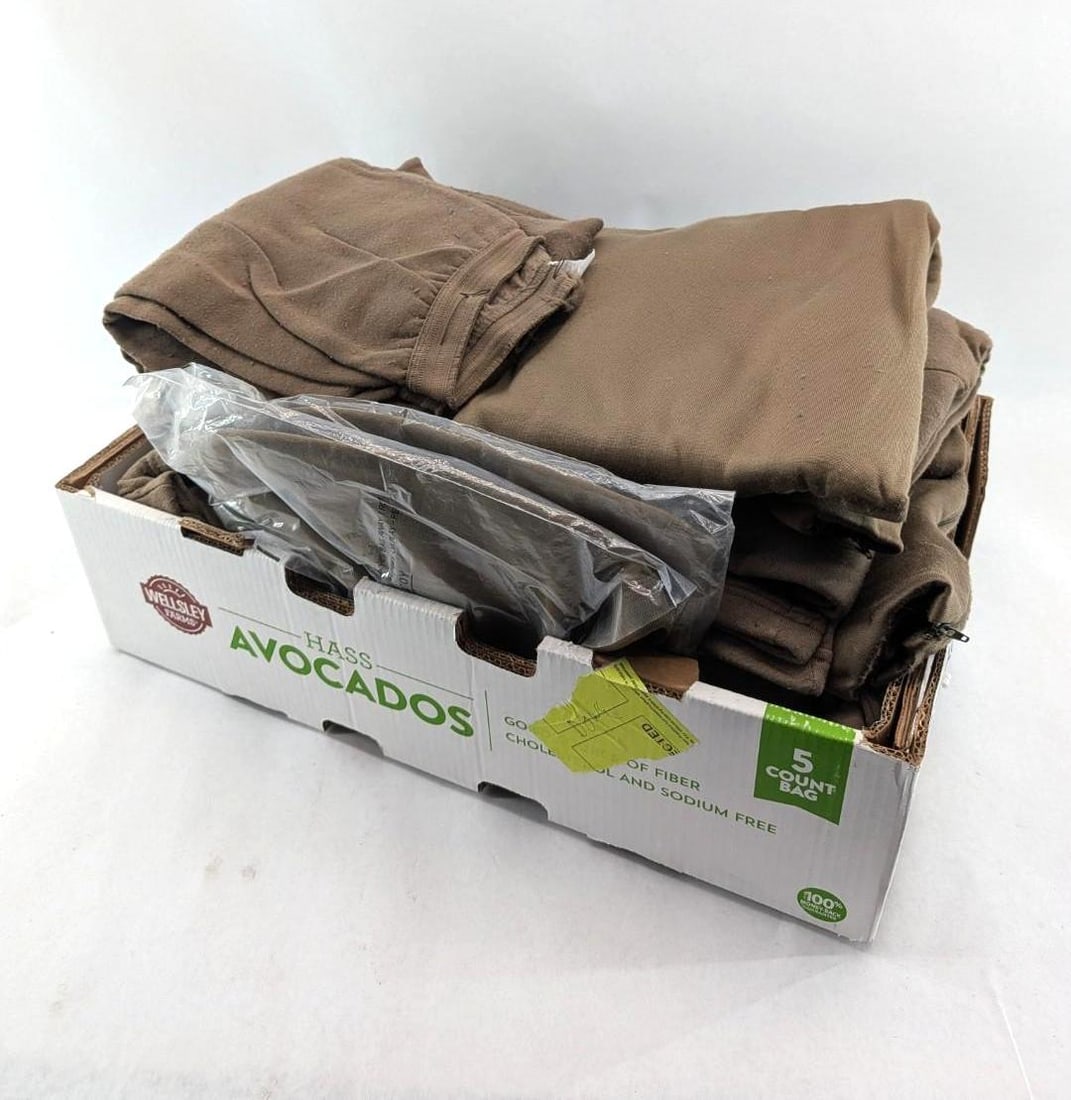 (8) Sets of Mens Thermal Under Garments: (8) size L insulated tops, (8) size L and XL insulted bottoms including Cabelas, incl. 2 head warmers