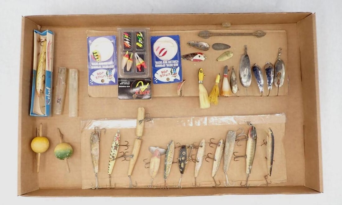 (31) Collectable Vintage Fishing Lures & Bobbers: fresh and saltwater