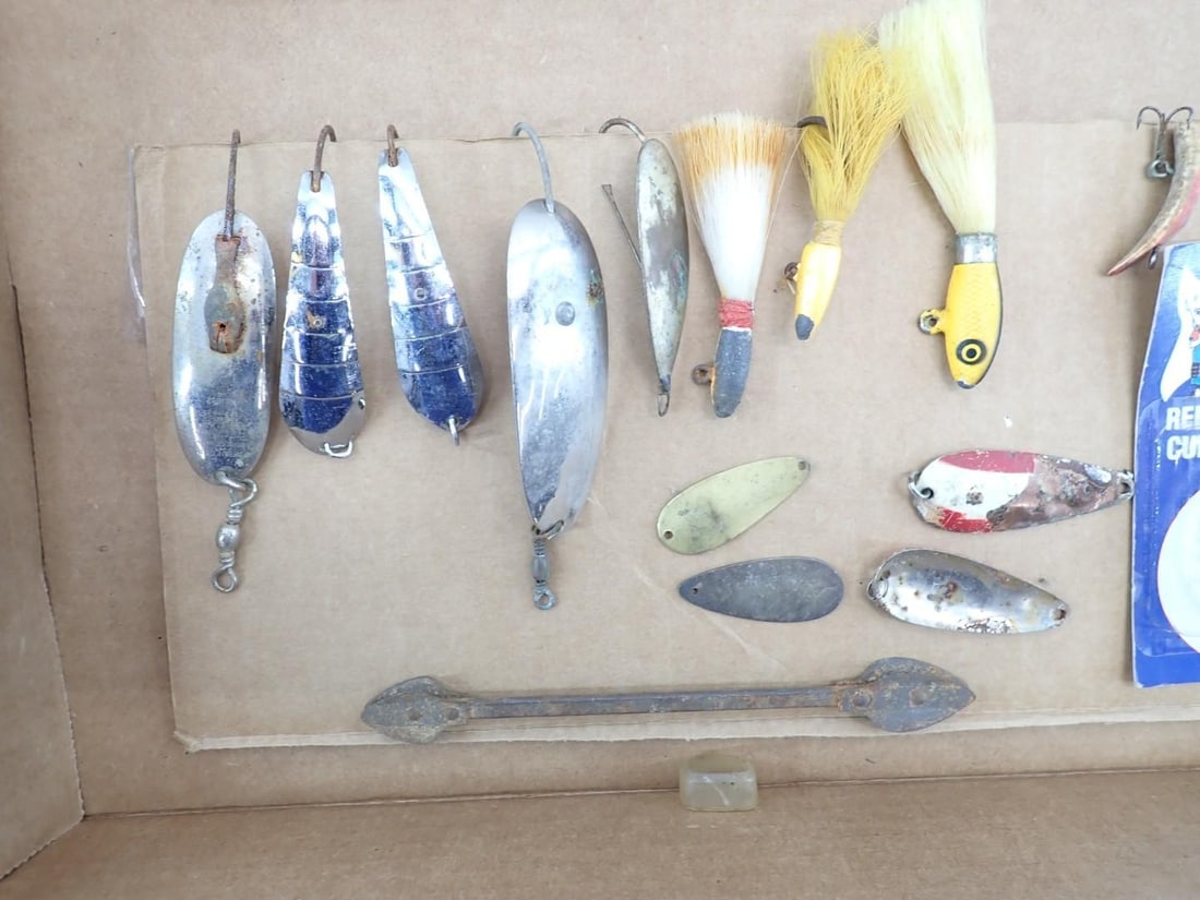 (31) Collectable Vintage Fishing Lures & Bobbers - 2