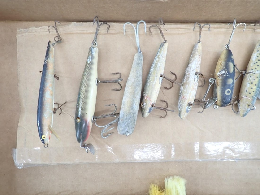 (31) Collectable Vintage Fishing Lures & Bobbers - 3