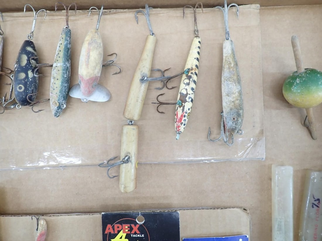 (31) Collectable Vintage Fishing Lures & Bobbers - 4