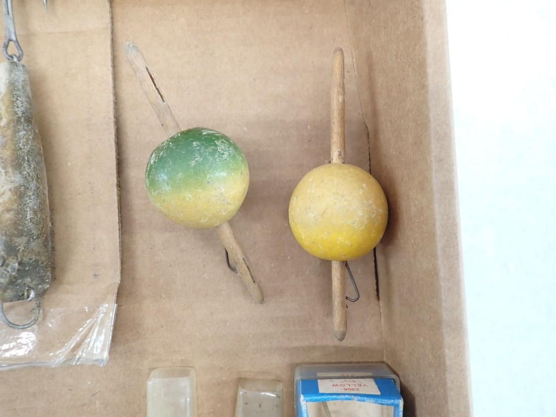 (31) Collectable Vintage Fishing Lures & Bobbers - 6