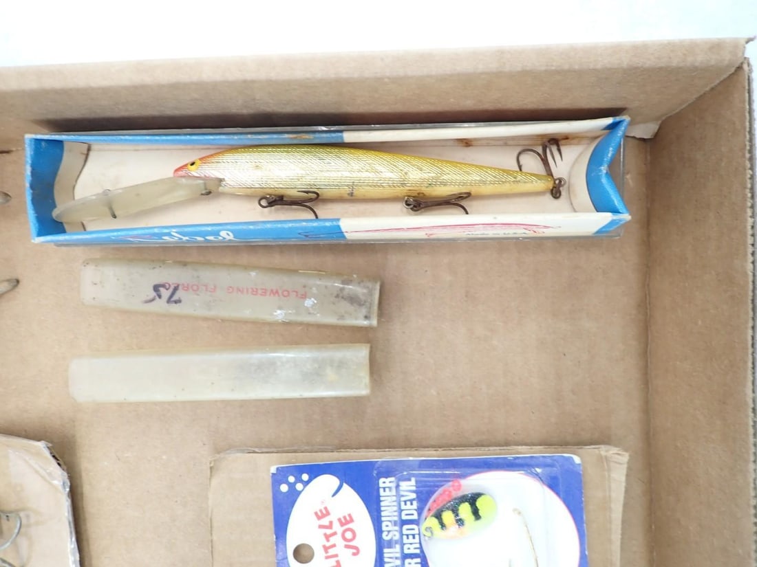 (31) Collectable Vintage Fishing Lures & Bobbers - 7