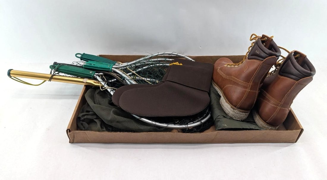 Fishermans Lot: incl. nets, Ranger wading boots size 9, Cabela neoprene boots size M, etc.