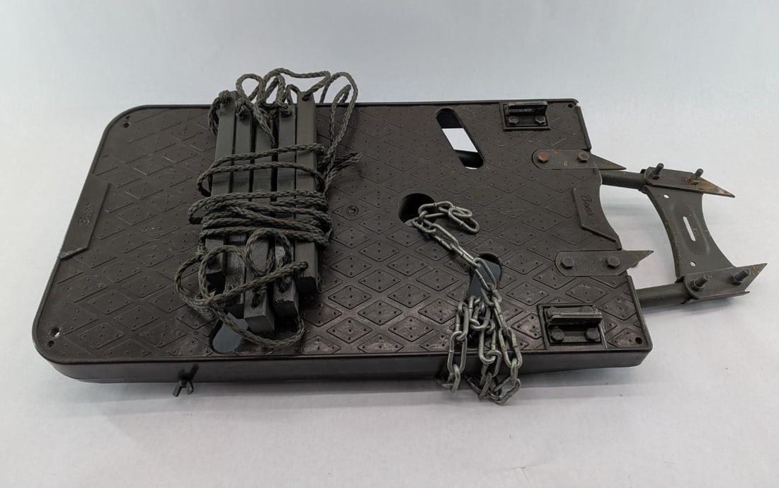 Bear Tree Stand W/ 5-Step Rope Ladder: Bear Tree Stand W/ 5-Step Rope Ladder