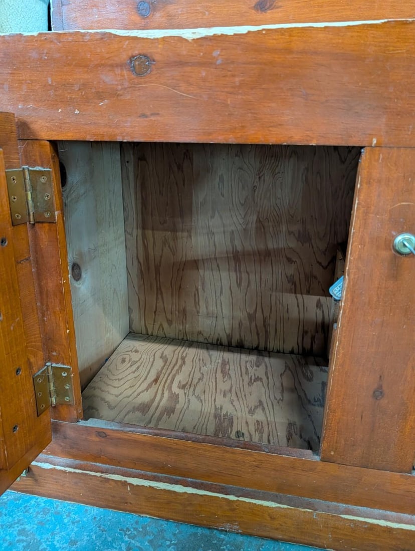 Six Place Pine Rifle Cabinet W/ Internal Locking Mechanism - 9