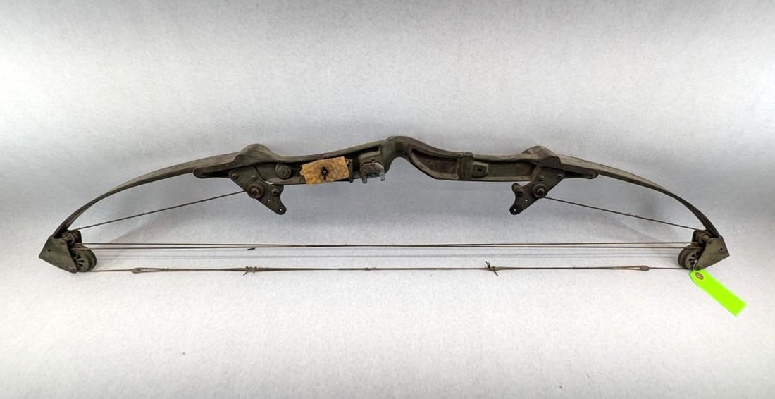 Bear Compound Bow: Bear Compound Bow