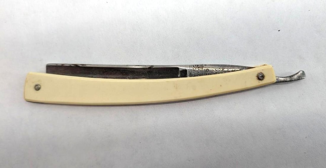 Antique Cook, Everett & Pennell Straight Razor: in the original box