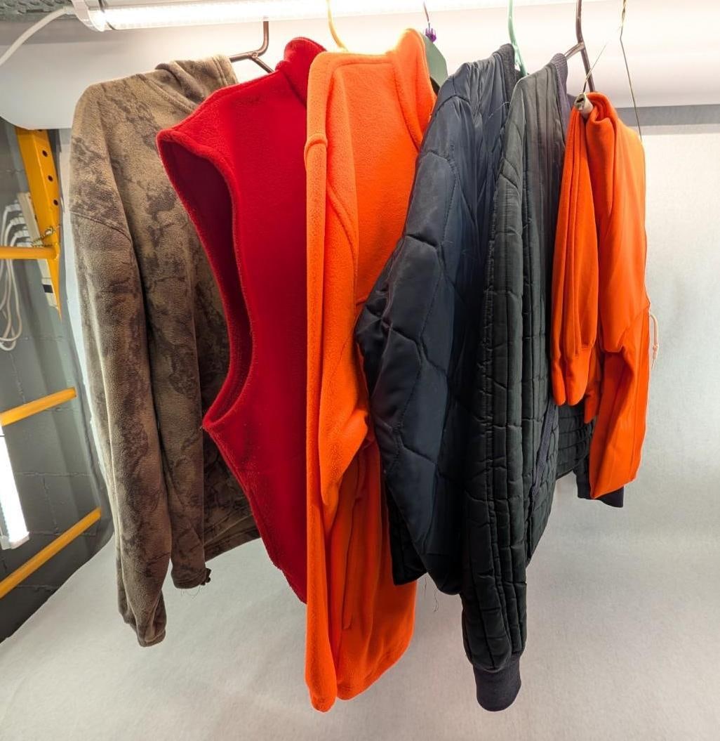 (6) Fleece & Insulated Jackets/Vests: sizes range from XL-2XL