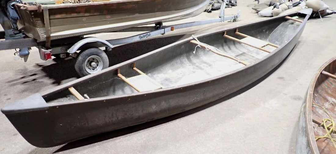 Three Rivers Fiberglass Canoe 14'3" (1 of 10)