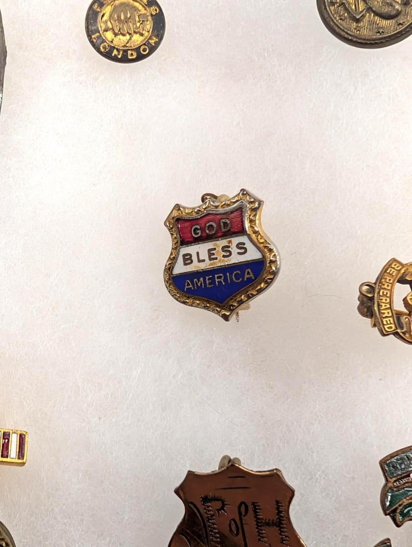 Collection of Military Medals, Buttons, Pins & Assorted Collectable Automotive & Hunting Patches - 6