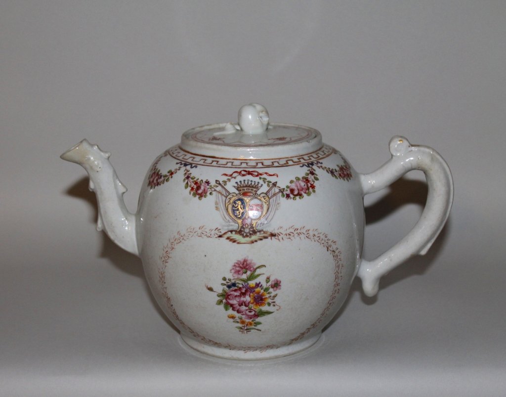 Chinese Export 18th c. Armorial Teapot: Beautiful 18th century Chinese export armorial teapot; measures 5 1/2".