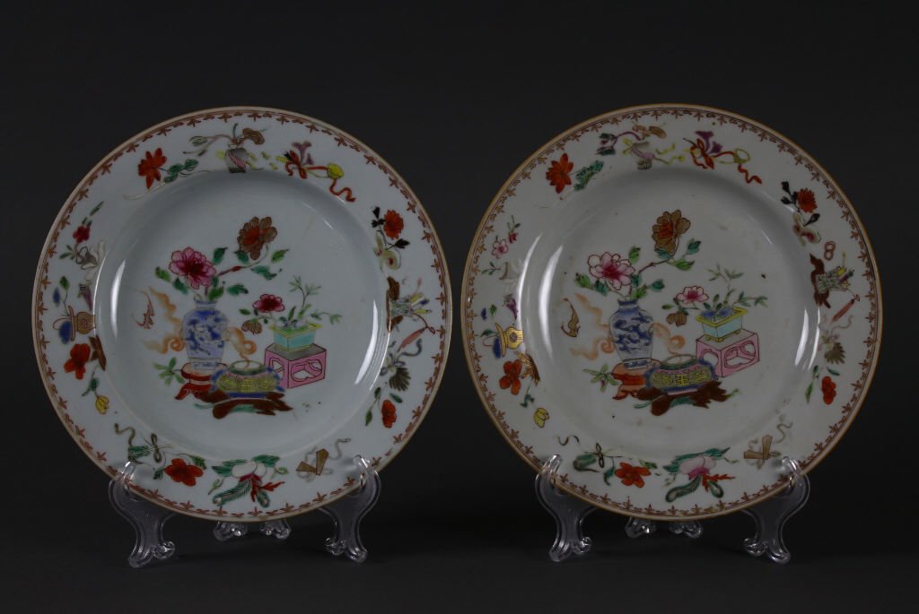 Two 18th c. Chinese export Plates: Pair of 18th Century Chinese Export plates with very nice decoration of vases, and flowers with a spear head border; circa 1760; they measure 23 cm / 9 inches in diameter each.