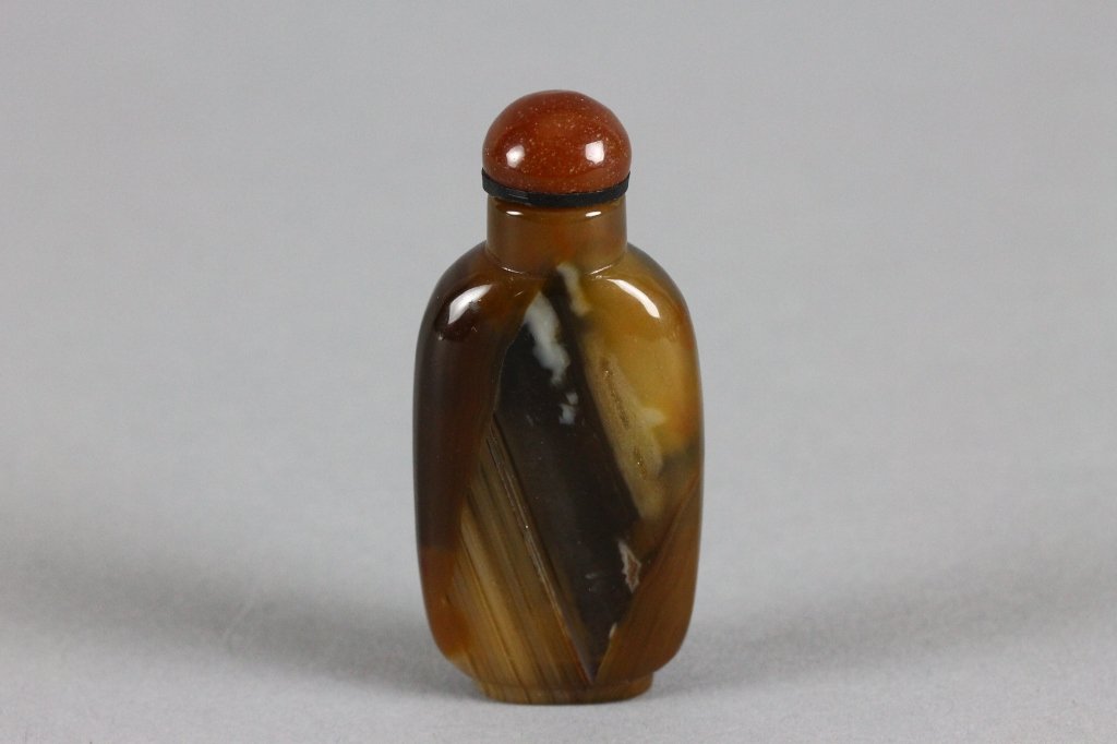 Chinese Qing Dynasty Agate Snuff Bottle: Chinese Qing Dynasty Agate Snuff Bottle; good condition. We are proud to offer a fabulous collection of antique snuff bottles and Fine quality antique jade from the Blake Collection.