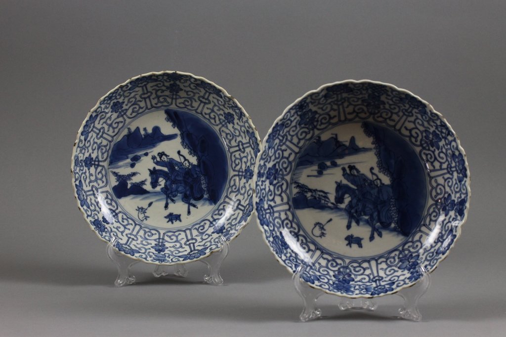 Pr, Chinese Blue and White Kangxi 1662-1722 Bowls: Chinese 18th century porcelain Ming Chenghua marked blue and white bowls but I believe these to be Kangxi Period 1662-1722; Good condition with just minor fritting to edge consistent with age. Measure