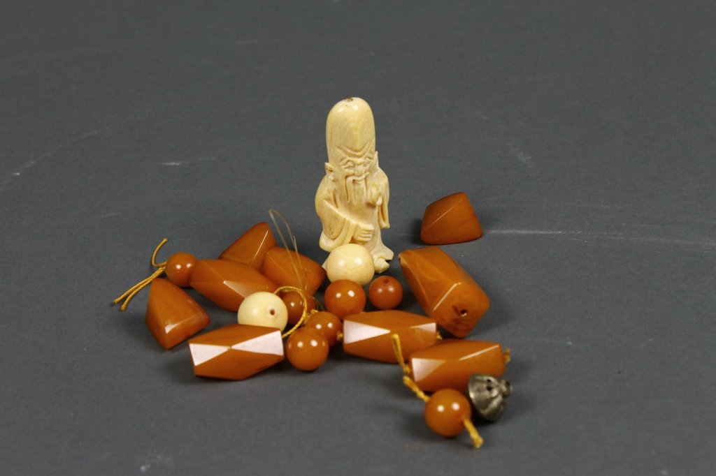 Chinese Carnelian and Ivory Necklace: Chinese Carnelian and Ivory Necklace;need re-stringing but wonderful quality.