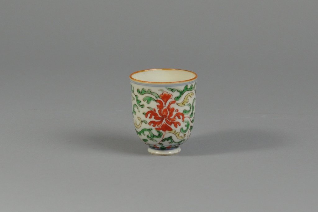 Chinese Wucai 17th century Wine Beaker: Fabulous Chinese Wucai 17th century Wine Beaker; measures (8cm) 3.25" h
