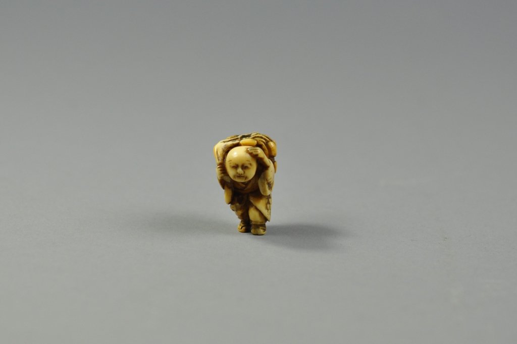 Vintage Japanese Carved Ivory Netsuke: Vintage Japanese Carved Ivory Netsuke; measures (3cm) 1.25" h.