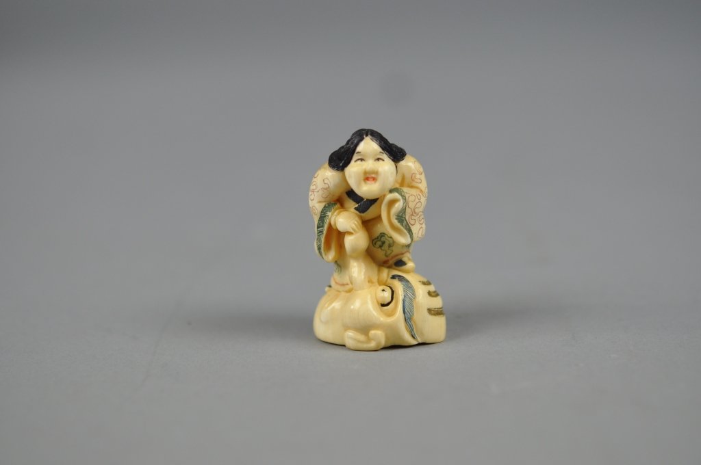 Old Japanese Carved Ivory Netsuke: Old Japanese Ivory Netsuke; measures (5cm) 2" h.