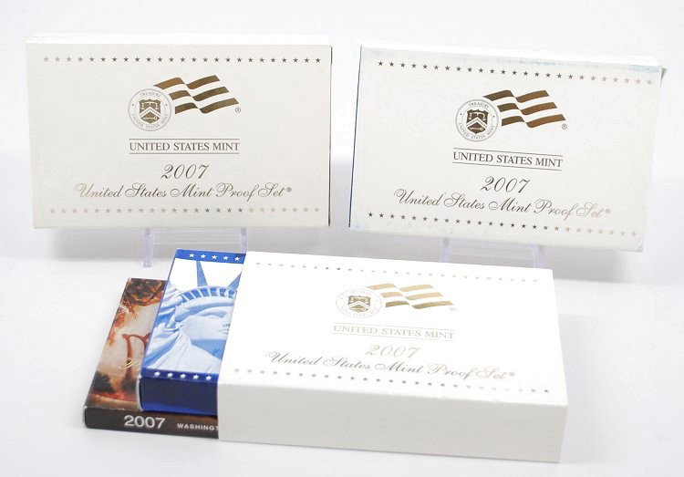 2007 GENUINE US MINT PROOF SET: Winner shall receive (1) set precisely resembling the set shown here. Winner shall receive a 2007 Genuine US Mint Proof Set. UF (KVSM EU)