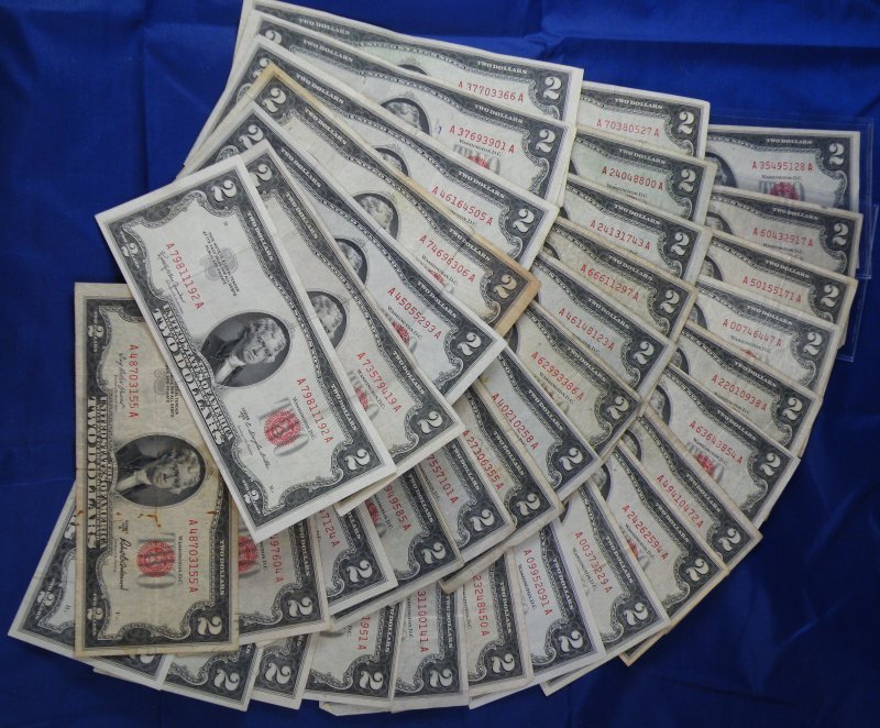 36 UNITED STATES RED $2 DOLLAR NOTES AVERAGE CIRC: Winner shall receive all the red $2 notes shown here. 36 UNITED STATES RED $2 DOLLAR NOTES AVERAGE CIRC TB (KVMM TB)