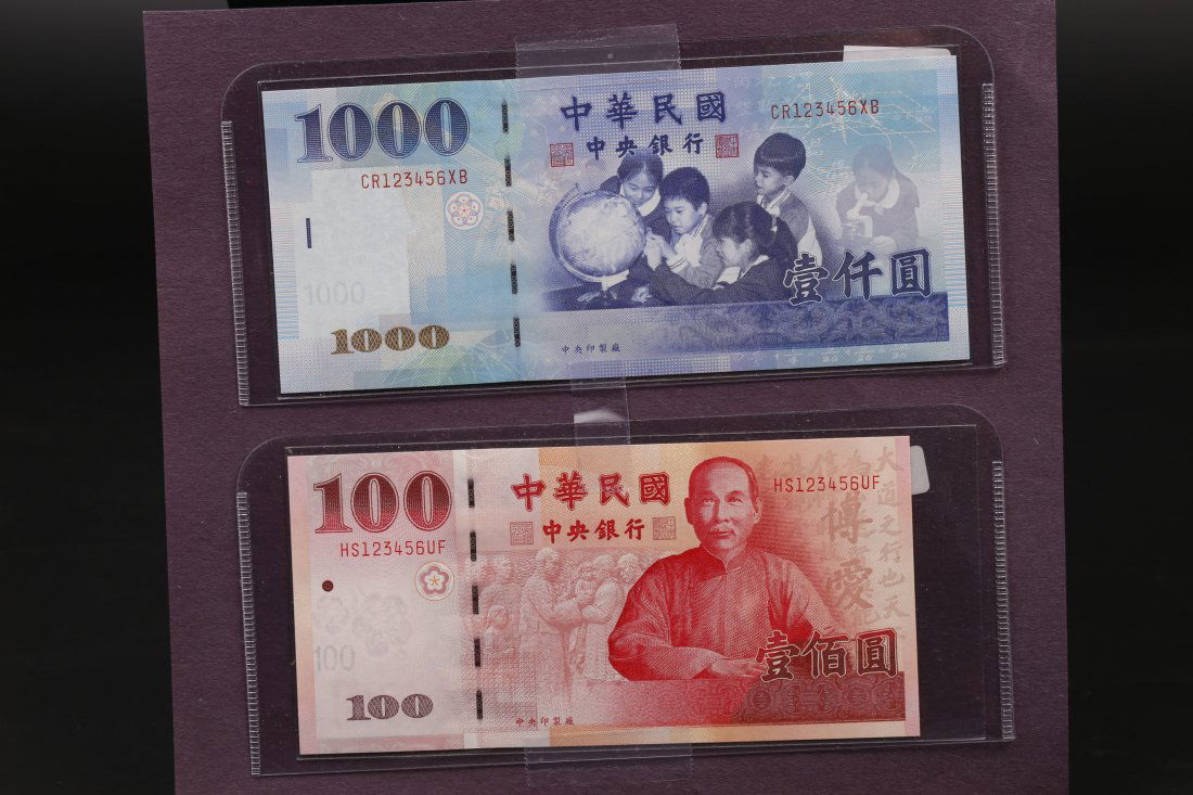 Two Same Series Number Bills of NT Dollars.: 1999年新台币1千元，2000年新台币1百元同号各1张A NT $ 1000 Bill in 1999 and a NT $ 100 Bill in 2000.