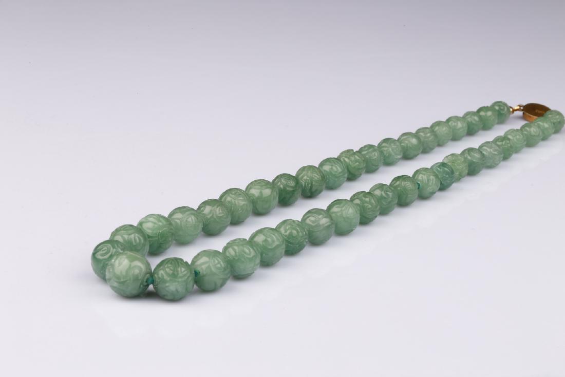 An antique jade carved round beaded necklace (1 of 5)