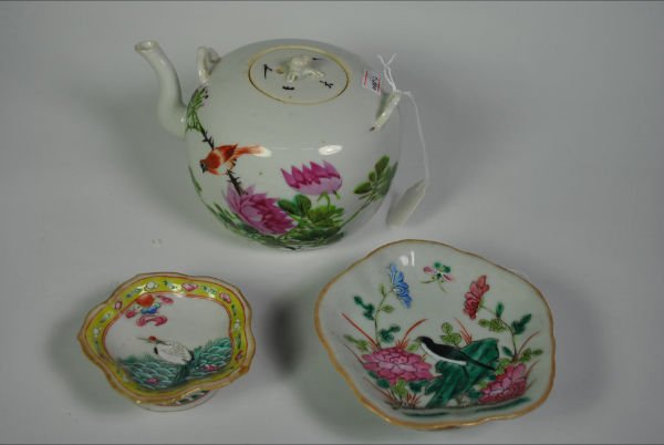 074: FAMILLE ROSE PLATES & TEAPOT: Two Famille rose stem plates and tea pot .Republican.H:10cm