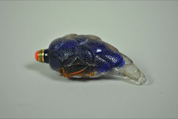 GLASS SNUFF BOTTLE: Fine blue & brown peking glass snuff bottle. Carved of plant. H:8cm