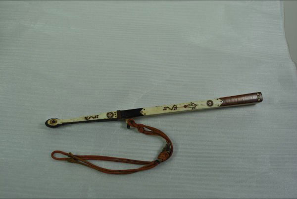 OLD BONE KNIFE: Old knife with bone carved fan shape Knife library. L:29cm